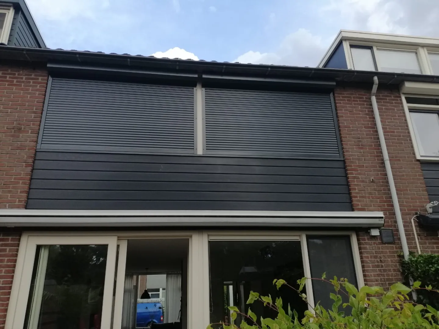 Rolluik boven een schuifpui aan de achterkant van een rijtjeshuis