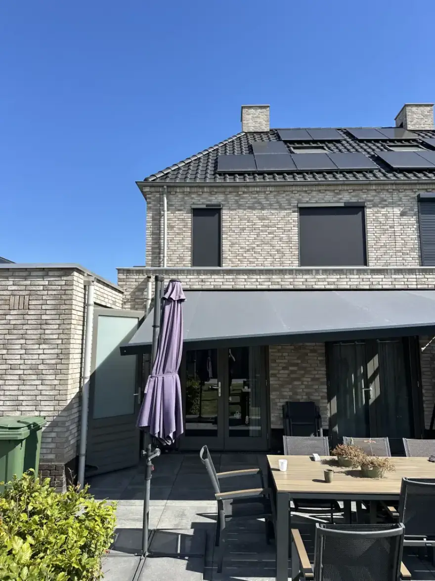 Screens op een woonhuis in de zon
