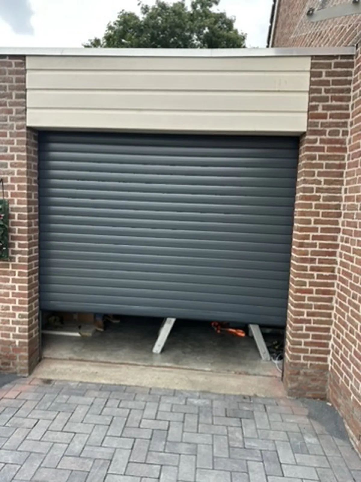 Antraciet rolpoort in een garage-opening