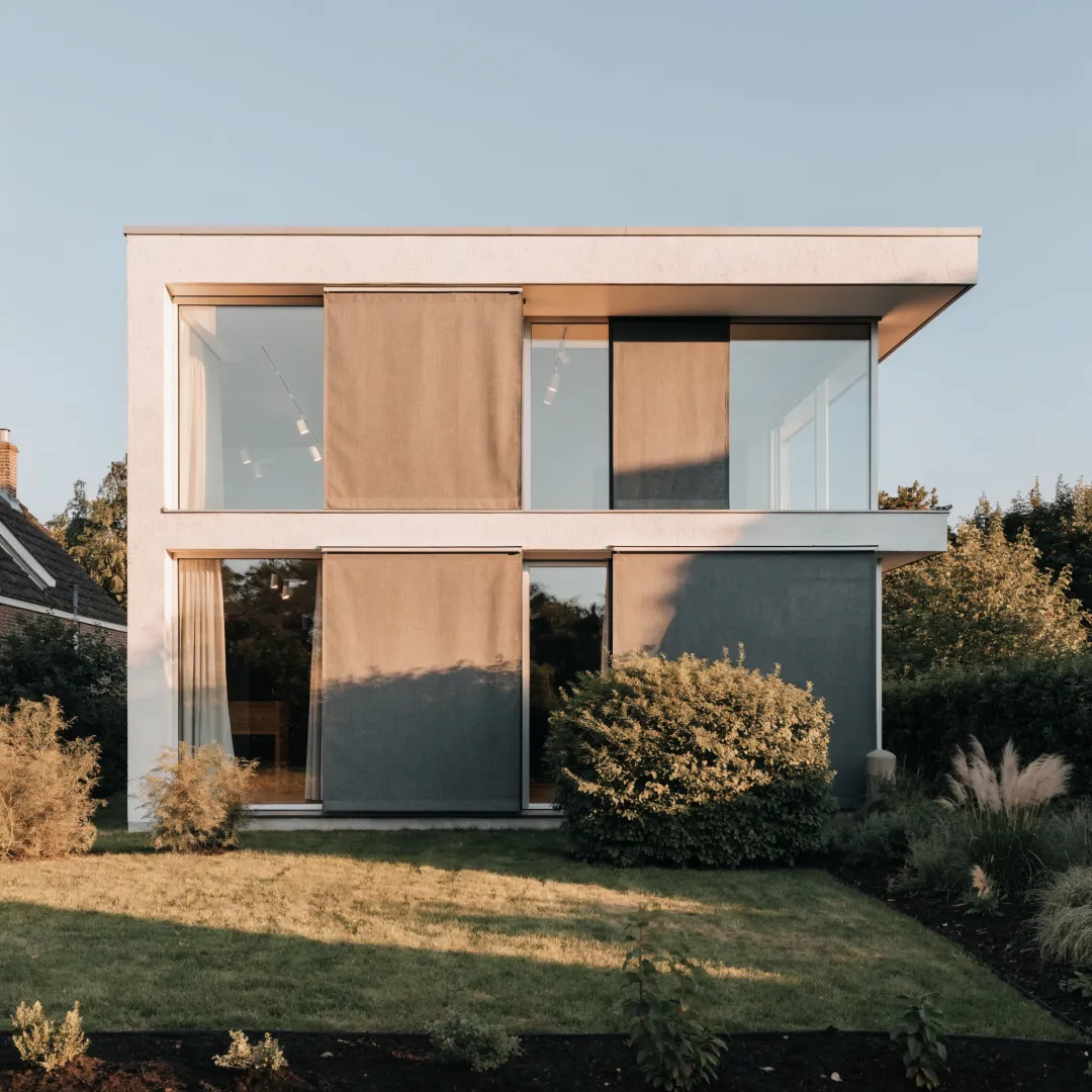 Moderne woning met solar screens voor de ramen