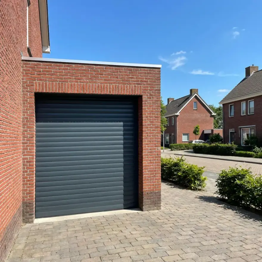 Rolpoort bij een garage